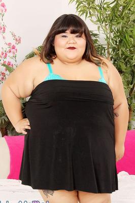 14Pホットアジア人SSBBWシュガーがセクシーなランジェリーを脱いで垂れ下がったおっぱいを見せる