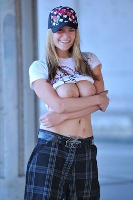 Chica 17P Sk8er expone sus grandes tetas naturales en el patio de la escuela