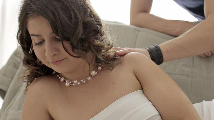 16P Hermosa novia adolescente Kaiya masturbándose una polla para una corrida en la mano