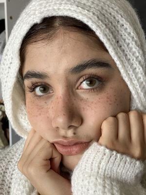 16P Une jeune amatrice prend une éjaculation sur son visage couvert de taches de rousseur pendant une action en POV