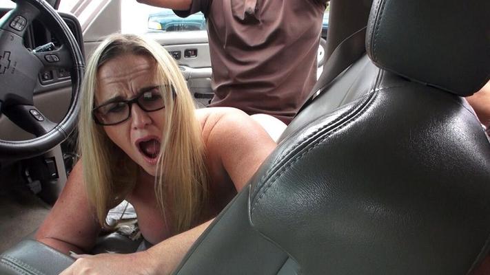 17P Amateur BBW Dee Siren et sa copine se font baiser dans un parking