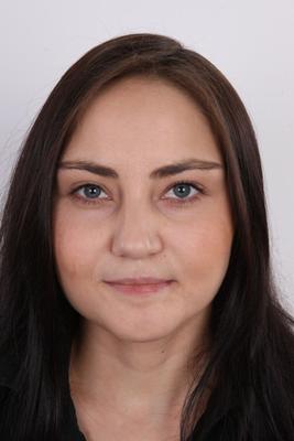20P Стройная брюнетка обнажает свое загорелое тело, снимая всю одежду