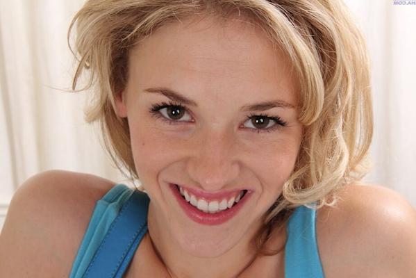 16P Nice amateur teen babe Phoebe Jones is the blonde with horny mind