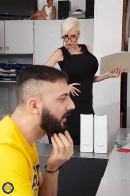 11P Ficken im Büro mit Tanya Virago, der MILF-Büroschlampe