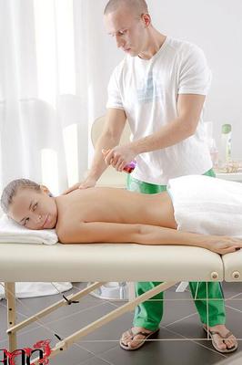 16P Euro Teen Carte geht zur Massage und bekommt stattdessen einen internen Cumshot