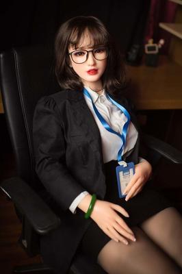 21P ブルネットの秘書セックス人形リナンナが仕事中に大きなジャグとポーズを披露
