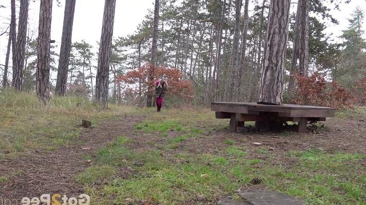 15P Une blonde aux cheveux longs fait des dégâts pendant qu'elle fait pipi en plein air