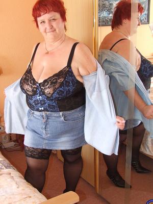 21P ピアス乳首の赤毛成熟したアイリスが彼女の太い女をストリップしておもちゃにする
