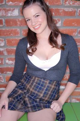 17P 新鮮な女子高生アリソン・レイが制服を剥いで白いパンティーでトップレスでしゃがむ