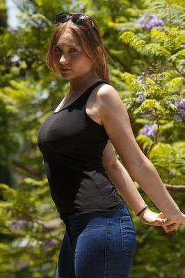 11P 小柄なポーランド人美女ズザンナ・ミロスがブルージーンズとレギンスで曲線を見せる