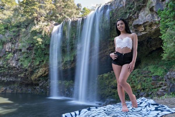 21P In The Crack  Gina Valentina