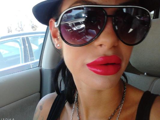 15P, une latina Angelina Valentine, modèle non nue avec un chapeau et des lunettes de soleil.