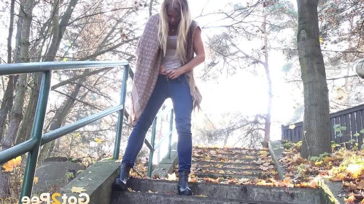 15P Diese drei sexy Mädchen lassen ihre Hosen herunter, um an öffentlichen Orten heiß zu pinkeln