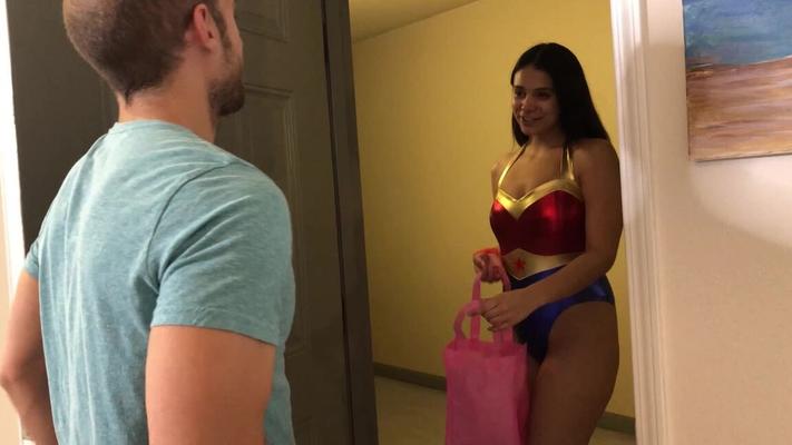 12P ブルネットの素人がコスプレ衣装でセックスした後に口を開けてザーメンを受け取る
