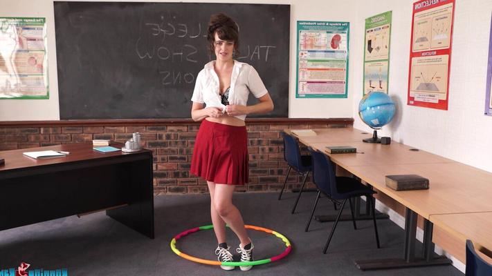 16P British amateur Kate Anne unleashes her big naturals while hula hooping