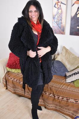 21P Charming BBW Queen Rachel gets rid of her clothes and plays with sex toys