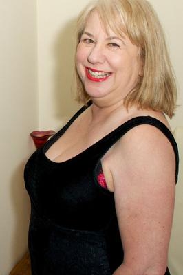 20P British amateur Speedy Bee has sexual relations with a younger gentleman