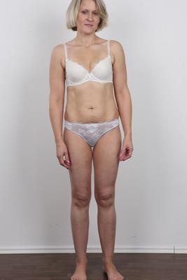 20P 服を全部脱いで足を組む熟女