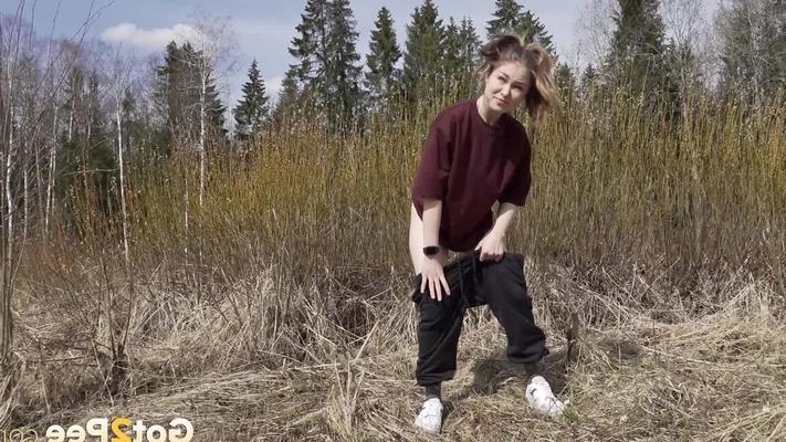 15P европейская крошка приседает на пустыре, чтобы пописать