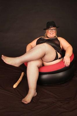 20P Obese blonde amateur Lexie Cummings wears a hat during vaginal insertions
