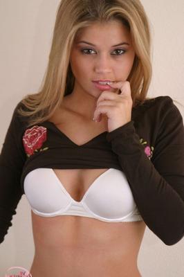 12P かわいい十代の少女ジャンナ・バーナムがヌードモデルデビューのために服を脱ぐ