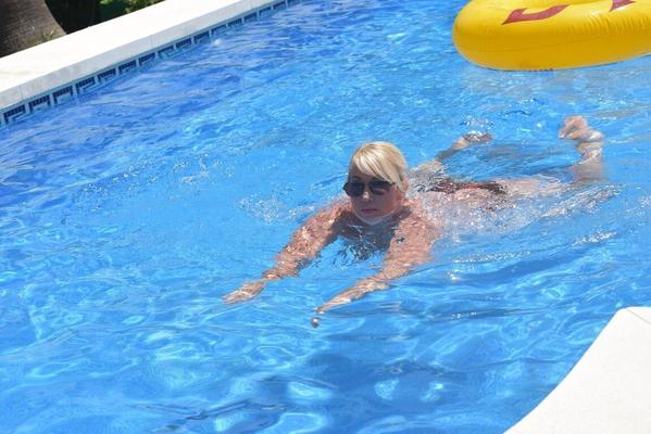 20P Blonde amateur Melody displays her overweight body in a swimming pool