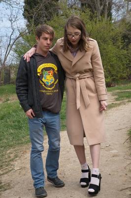 15P La joven amateur Eliza Thorne se lastima antes de tener sexo con un chico que la ayuda