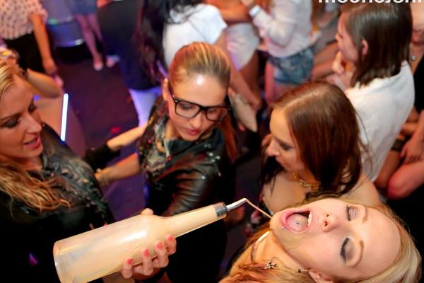 15P Kinky college girls go nuts at strip club with muscle men