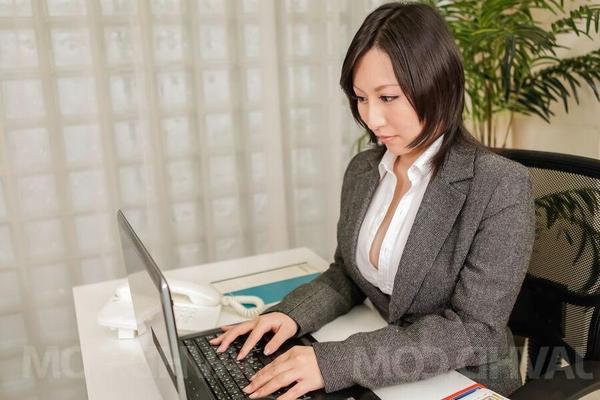 15P Yuuna Hoshisaki shows cleavage and strokes cocks at the office