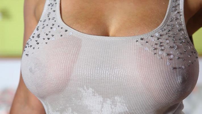 12P いたずらな熟女ダニカ・コリンズが大きなおっぱいを手に入れる