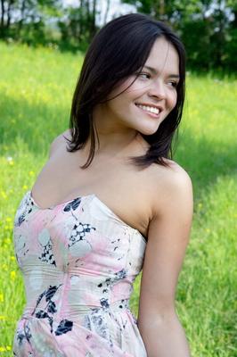 12P Une jolie teen asiatique libère ses seins et sa chatte de sa robe dans une prairie herbeuse