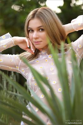 12P MPL Studios Public Outdoor Glamour Babe