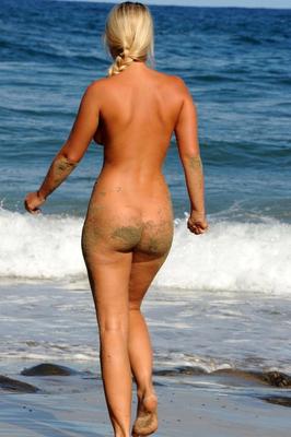 16P Hot blonde Marry Queen takes off her bikini to pose nude at the beach