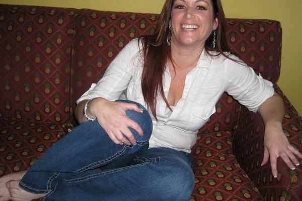 20P Amateur MILF Ryan Anne reveals her juicy saggy tits and fat booty