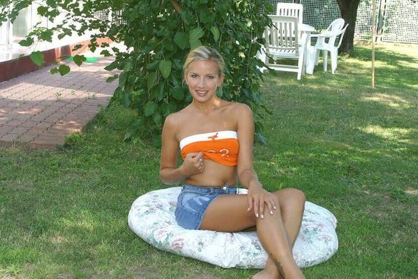 16P Undressing babe Camilla is demonstrating her asshole outdoor