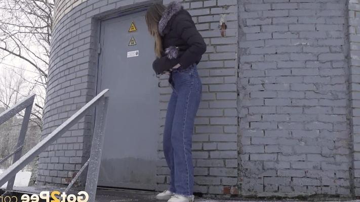 15P White girl pulls down her jeans to pee in the snow behind a building