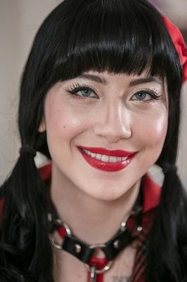 16P A modelo adolescente tatuada Charlotte Sartre usa plug anal enquanto se masturba