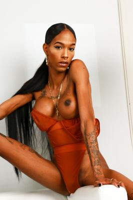 19P La transexual negra de piernas largas Dazia Cockdazian se agarra el culo mientras acaricia su BBC