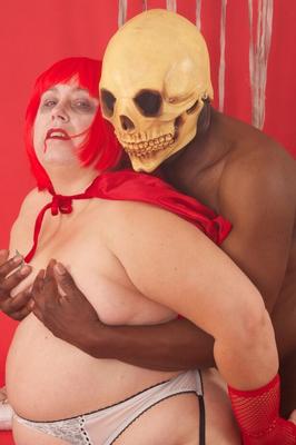 20P La BBW britannique Lexie Cummings se livre à des relations sexuelles interraciales lors d'une scène de cosplay