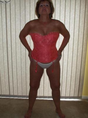 20P Older lady Busty Bliss frees her natural boobs from pink waist cincher