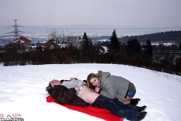 16P Ingrid B, une jeune femme aux gros seins en collants en nylon, se fait prendre en plein air