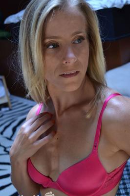 15P Blonde Amateurin entblößt ihren muskulösen Körper, bevor sie einen Analplug einführt
