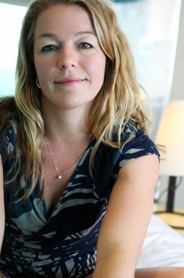 Die 20P blonde MILF Claudia zieht sich aus, um ihre Muschi zu berühren und ihren tollen Arsch zur Schau zu stellen