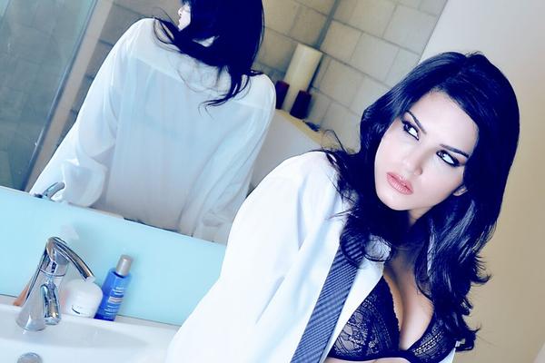 20P Raven-haired Indian MILF Sunny Leone stripping naked in the bathroom