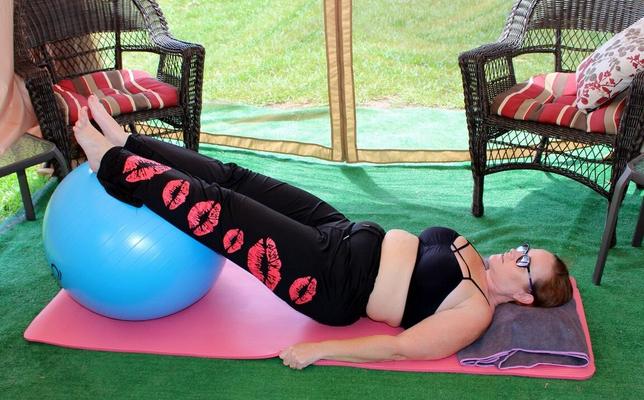 17P Amateur BBW Dee Siren gets fucked from behind over a medicine ball