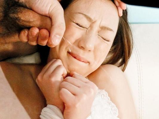 16P Rina Yuuki Asian gets vibrator on slit and cum river on her face