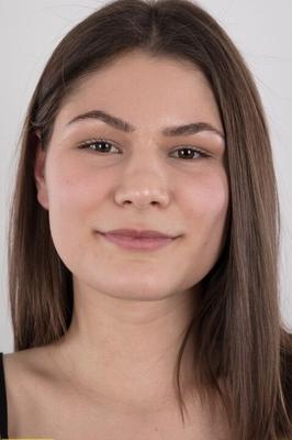 16P Брюнетка Тереза ​​стоит обнаженная во время своего обнаженного дебюта, прежде чем сесть