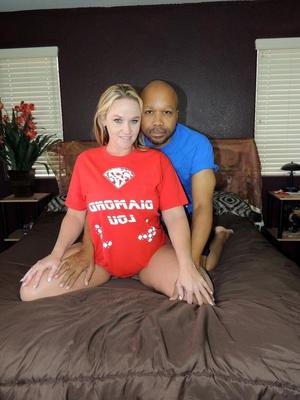 Die 17P blonde Amateurin Dee Siren hält einen Titelgürtel in der Hand und zeigt ihre großen Titten