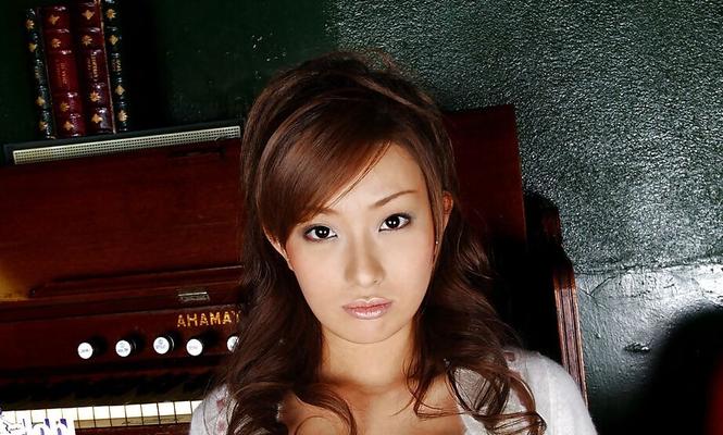 16P La jolie asiatique au cul chaud Nao Yoshizaki enlève ses vêtements