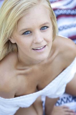 Die 16P blauäugige blonde Teenagerin Marie zieht ihre Kleider aus, um nackt auf einem Feld zu posieren